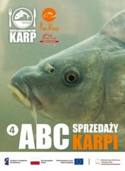 Zbliżenie na karpia pod wodą z napisami „ABC sprzedaży karpi” i logotypami.